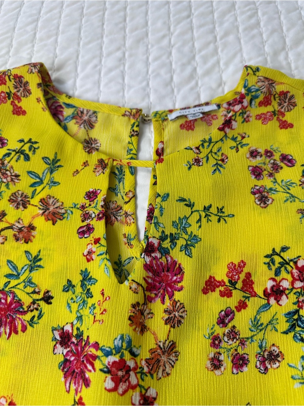 City Vibe Women’s M Yellow Floral Cap-Sleeve Blouse - Bright Yellow Floral Print - Picture 9 of 11
